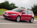 VW Golf VII › красного цвета в профиль