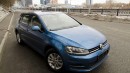 Volkswagen Golf 7 Comfortline в цвете Pacific Blue вид сбоку